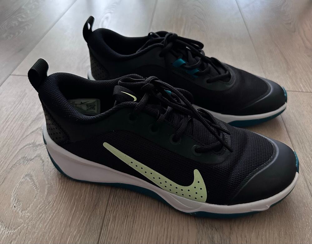 Nike Omni Multi-Court (GS) Athletic Shoes Black Barely Volt Youth Size 6Y DM9027